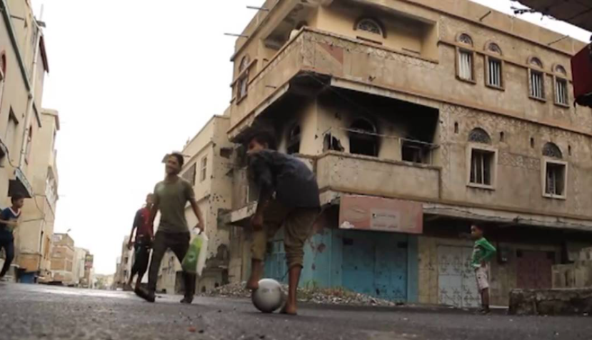 تعاقبت المليشيات الحوثية على استهداف حي شعب الدبا شرقي مدينة تعز 