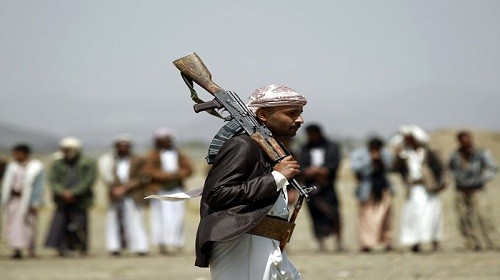 تصاعد الفوضى والعنف.. اشتباكات عنيفة بين قياديين في مليشيا الحوثي بمحافظة إب 