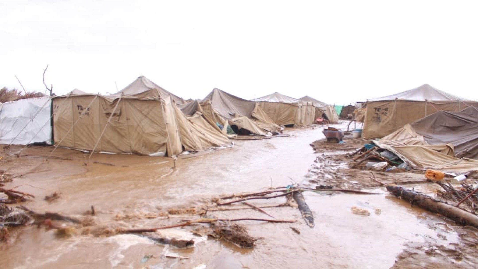 نداء عاجل للمساعدة: السيول تدمر مأوى النازحين في ثمان محافظات يمنية.. آلاف الأسر النازحة متضررة