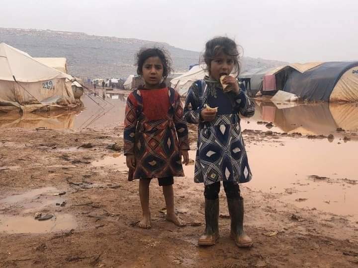 على وقع الكوارث: النازحون اليمنيون بين مطرقة الفيضانات وسندان نقص التمويل