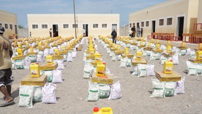 فيديو- بدعم من الهلال الأحمر الإماراتي.. الخلية الإنسانية توزع مساعدات غذائية للنازحين في منطقة الحيمة بالحديدة