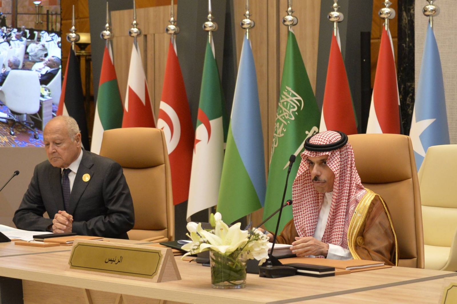 وزير الخارجية السعودي الأمير فيصل بن فرحان والأمين العام للجامعة العربية أحمد أبو الغيط في اجتماع جدة تحضيراً للقمة العربية (واس - أ.ب)