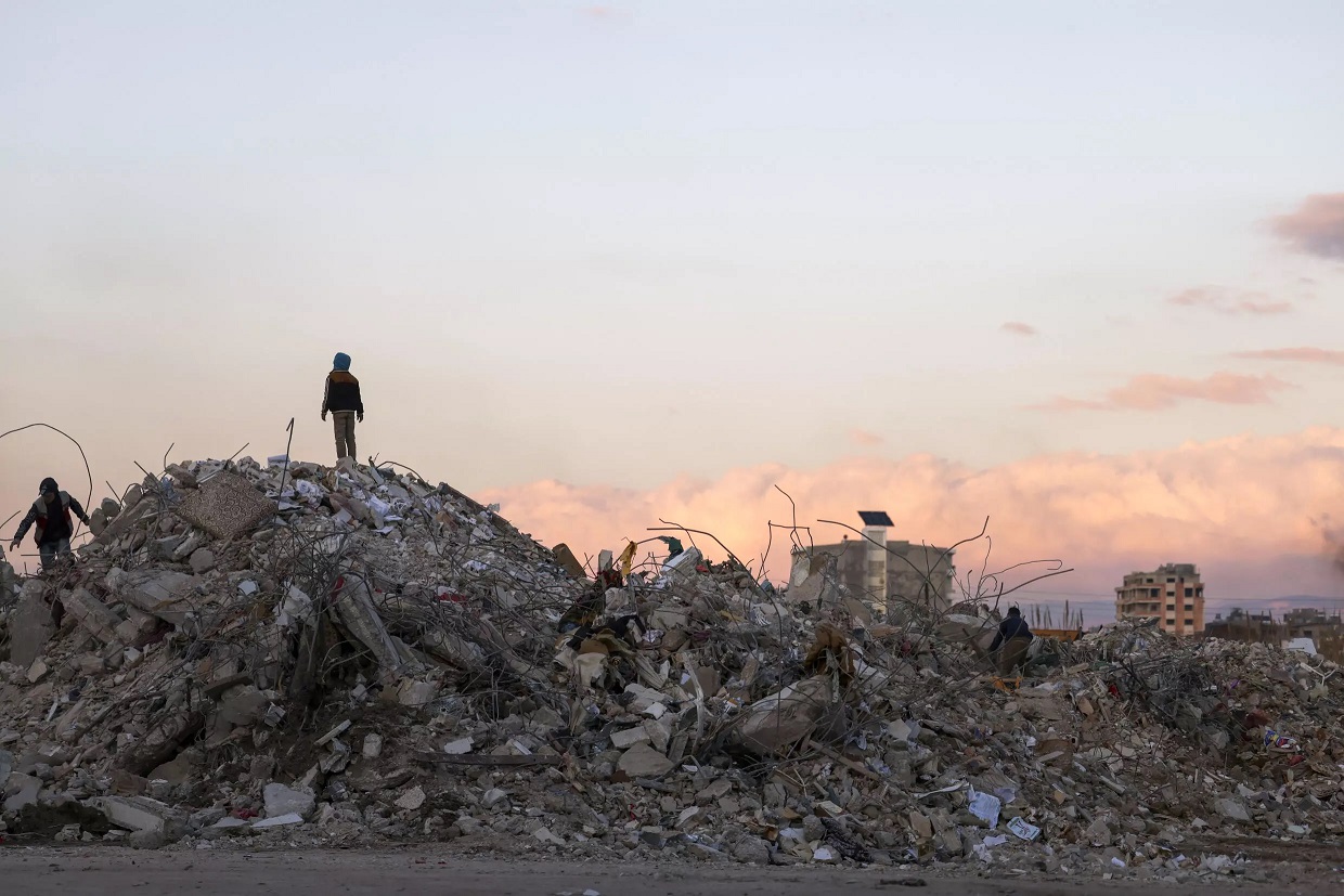 سوريون يبحثون بين الأنقاض في جبلة عقب الزلزال المدمر، في 10 شباط/فبراير 2023 © كريم صاحب / ا ف ب