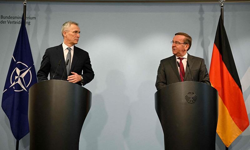 وزير الدفاع الألماني بوريس بيستوريوس والأمين العام لحلف شمال الأطلسي ينس ستولتنبرغ (أ ف ب)