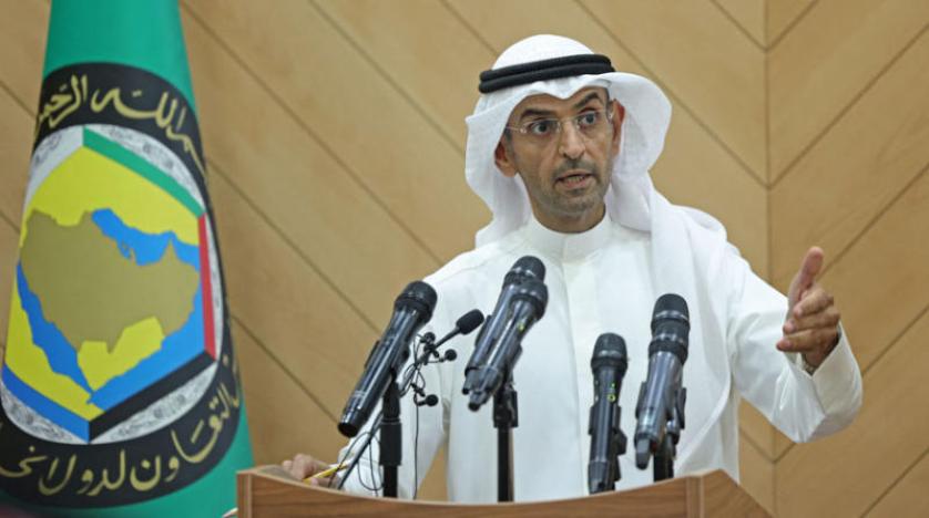 الأمين العام لمجلس التعاون الخليجي لدى عقده مؤتمراً صحافياً في الرياض أمس (أ.ف.ب)