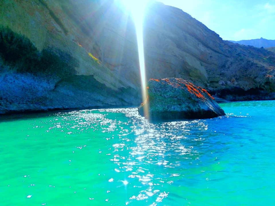 خليج صخري ضمن شاطيء شاعب، وهو مكان للغوص وتنطط الدلافين، لون الماء ينعكس على الجبل والنوارس على نحو مذهل
