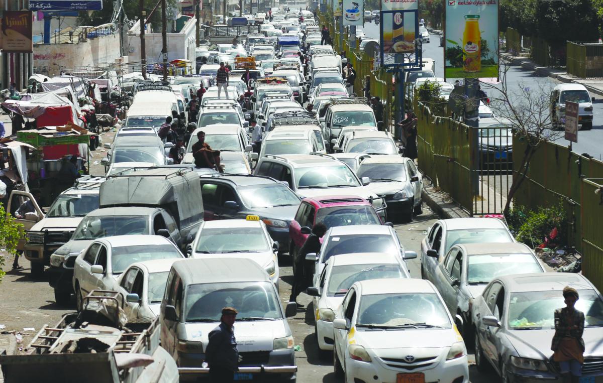 صف طويل من السيارات بانتظار تعبئة الوقود وسط أزمة يتهم يمنيون الحوثيين بافتعالها في صنعاء (غيتي)