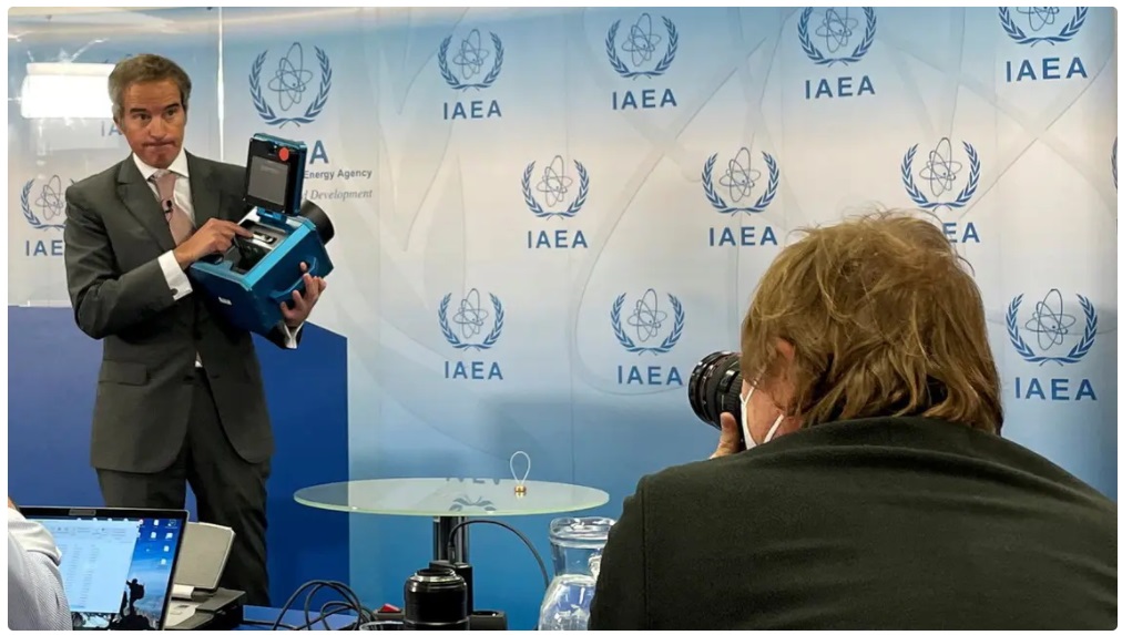 المدير العام للوكالة الدولية للطاقة الذرية رافاييل غروسي الجمعة أمام الصحافيين