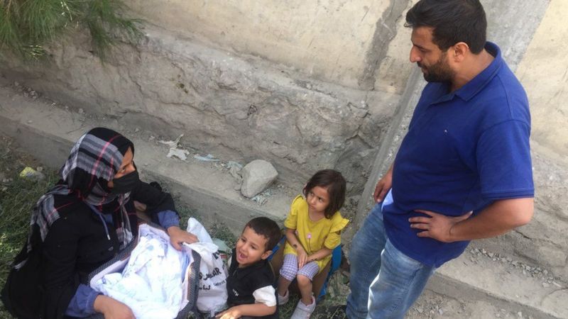 خالد المترجم السابق الذي عمل مع الجيش البريطاني ينتظر في الخارج مع أفراد عائلته.
