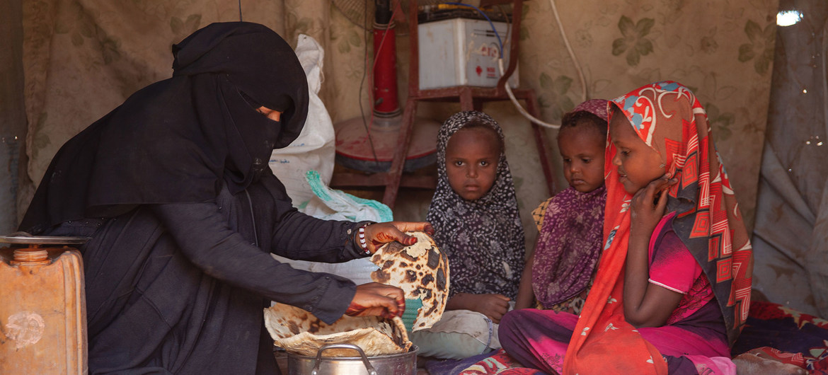 © WFP/Annabel Symington | يقدم برنامج الأغذية العالمي مساعدات غذائية للنازحين داخليا في المخا باليمن.
