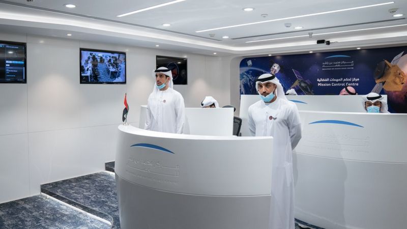يجري التحكم في المهمة في مركز محمد بن راشد للفضاء في دبي