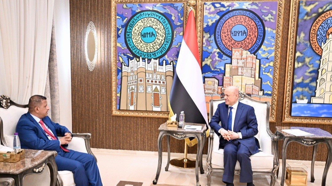 العليمي: الدولة منحازة للكلمة الحرة ولن تكرر نموذج الحوثيين في قمع الصحافة